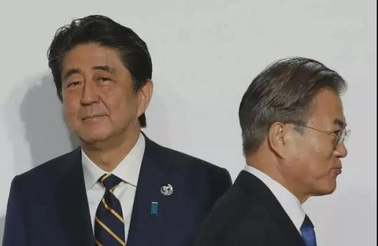 日本和韩国，毕竟有共同的干爹，美国。所以，即便是韩国和日本经常出现摩擦，但从中国的角度看，很多时候都是小孩过家家，没有什么实质性意义，斗也只能在美国允许的范围内玩，一旦出圈，碰到美国的利益了，就会马上后退。