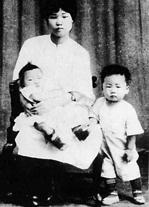 岸英与我们又是这样的近,因为他从未以“毛泽东的儿子”而傲娇,反而不断问自己,“我做毛泽东的儿子合格吗”;他当过农民、做过工人,与我们一样,都是劳动人民的一员;他的生命永远定格在年仅28岁,本该与今天的我们一样,风华正茂……叫一声岸英同志,不仅仅是因为他是我们的同志、我们的战友,更因为他用自己短暂而灿烂的一生,向我们诠释了一个优秀的共产主义战士的模样,是我们今天的有志青年值得学习的榜样