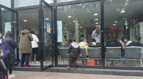 在群众树立正确的意识、养成个人防护自觉性之后,最关键的问题就是防疫物资和药品的供应了。这个问题不是群众自己能解决的,而依靠市场解决的结果必然是个别群众盲目囤积造成局部短缺、商家囤积居奇大发国难财。这样的教训之前已经发生过无数次了,就看地方公权力能够用力到什么程度了,哪怕只是暂时“治标”。