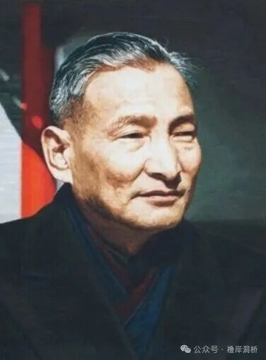 1936年西安事变的消息传到陕北之后,刚刚经历过长征的红军战士们都很兴奋。许多人都主张“杀掉蒋介石,打出潼关去!”面对这种情况,教员等人根据当时的形势,提出了和平解决西安事变的方针。