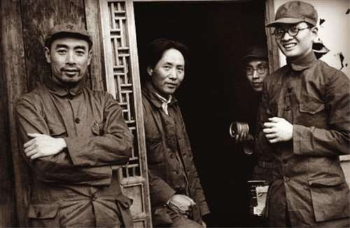 在蒙受冤屈的八年中,毛泽东遭受了三次打击