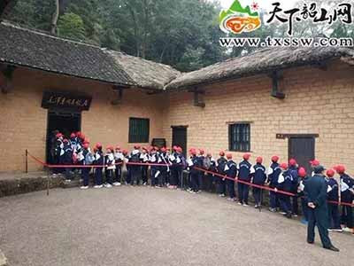 韶山又迎新客：从老人到学生到吴连登，对毛主席的思念不断代！