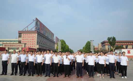 河南省南街村举行纪念毛主席逝世44周年活动