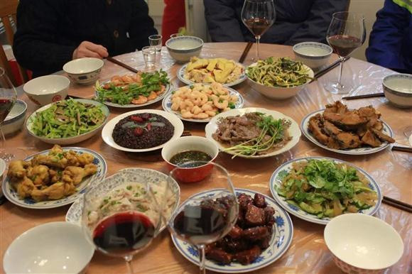 我们真的应该请回年味的仪式感了。它是一种通过程式、场景和心灵营造的文化,这文化是让人进入状态的重要而有效的途径,是实现人的心灵与客观世界呼应的重要而有效的手段,是帮人认识个体与群体建立立体丰富的人的审美情趣的重要而有效的法门。