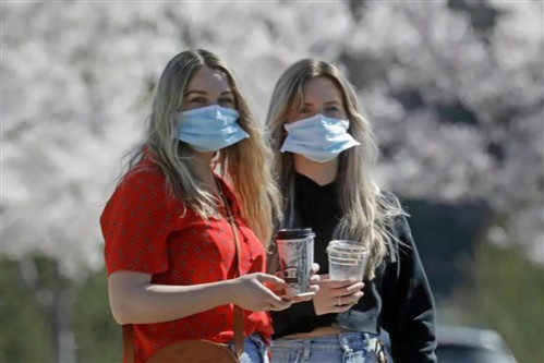 说实话，从最现实、最功利的角度说，西方国家越是无法严防死守住新冠瘟疫，越是只有找出这样那样的借口来给自己挽回一下不值几个钱的面子，中国就更应该越是要严防死守，越是要保证让自己的国家领土干净、人民健康（生产环境安全、生产力资源丰富），因为这可能正是中国全面超越和碾压西方国家的最好机会。