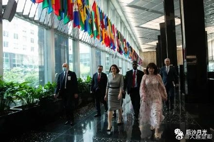 像季哈诺夫斯卡娅、瓜伊多这种带路党,别看它们一时风光,一旦对美国失去了利用价值,结局只能是被冲进下水道,就像用过的卫生纸一样。