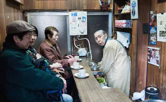 当我们自嘲打工人的时候，日本遍地都是七八十岁的资深打工人