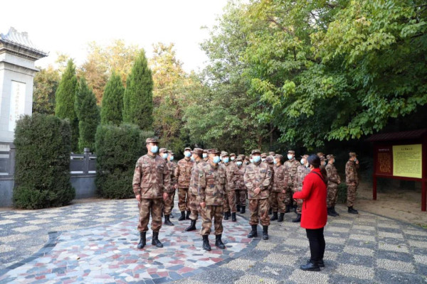 杨根思部队参观南街村——英雄的部队到文明的村庄