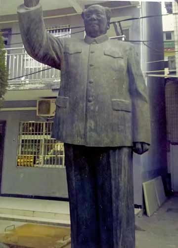 毛主席是我们的伟大领袖，不容无视！群众是真正的英雄，不容欺骗！人民对毛主席的一片深情，不容亵渎！资本家、开发商要抢夺、匿藏毛主席铜像，天理不容！不作为的官员们要助纣为虐，必遭报应！