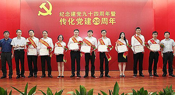 在长生生物建立党委，简直就是一场“闹剧”。由此，审视非公有企业党建工作，有一个绕不开的话题，就是非公企业的党建典型“传化集团”。