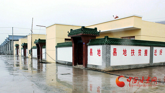 搬迁扶贫是精准扶贫、精准脱贫的一条重要路径。往哪里搬?搬后的生产生活怎么安排?搬后的耕地如何处置?搬到新村后如何融入新村?无论是哪种安排,都要切实保障贫困户利益,让他们的利益最大化,能够搬得来,稳得住,有发展,有奔头。