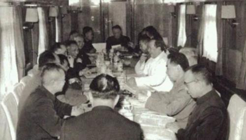 为了贯彻毛泽东《五七指示》和让干部接受贫下中农再教育，各地陆续兴办起了五七干校，党政机关、高等院校、文教科技战线的大批干部、教师、专家、文艺工作者等知识分子被下放到农村，到五七干校参加体力劳动，接受贫下中农再教育。