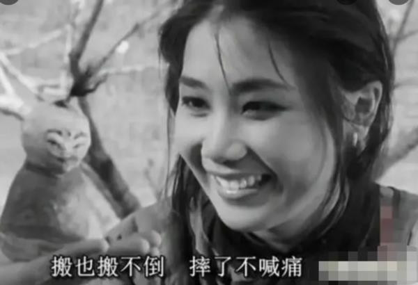 小布尔乔亚们创造了无数新鲜名词,什么“精神内耗”,什么“与自己和解”,都和放屁一般。你但凡真的接触过一个经历过前三十年的老农、老工人,就会知道——他们根本不会浪费时间去“精神内耗”,也不会矫情到“与自己和解”,他们只会活着,只会干下去。他们的“社会关系”,造就了他们这群人。