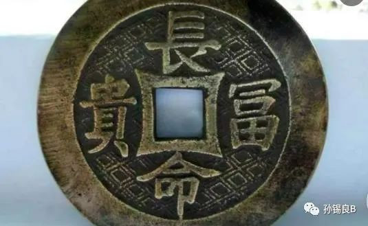 金字塔现象呢？这个顶剪不剪得掉？一剪，那就是平均主义，那就是仇富，剪不下去。不剪，矛盾还得继续深刻下去，钱多，还是继续多花，钱少，也得跟着多花，花到花不下去的时候，问题可能也就解决了。