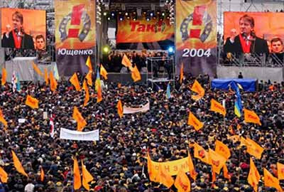 这样一个国家,你如果说它有什么“自由”、“民主”,我是不相信的,因为它只有国外资本、买办、寡头、政客的自由民主,没有广大乌克兰人民的自由民主,乌克兰人民不但没有自由民主,甚至连吃饭、居住、取暖都成问题了。寡头们可以卖国求荣,人民只能卖自己,卖妻女了,这不是“民主”,这是在吸血,这是在吃人!