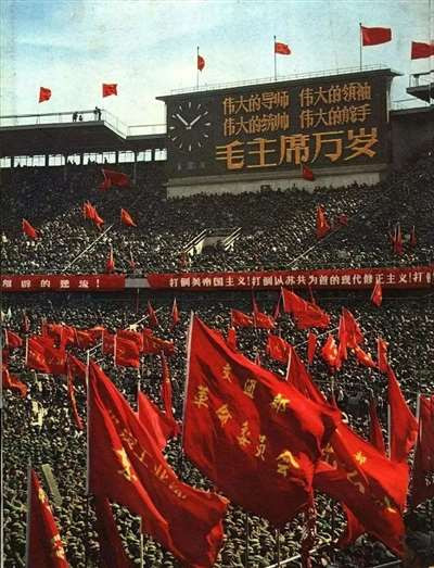 没有别的原因,就是因为毛主席坚决反对领导干部当官做老爷,要求领导干部必须要做人民的勤务员,吃苦在前,享受在后,必须要全心全意为人民服务,全心全意为群众谋利益。这就必然会损害那些自私自利的官僚们的利益。