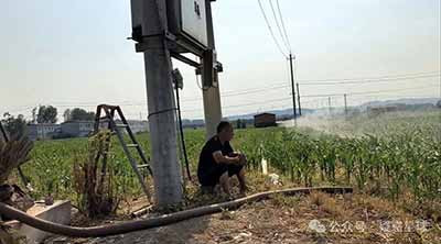 《焦点访谈》能曝光一些如台账造假、数据虚报瞒报这样的违规问题,这当然是值得肯定的。只是除此之外,农业农村还有许多问题,不能以或台账或数据或报表这样的方式呈现。我爸在收麦时看着麦粒的皱眉,七十多岁的老年农民在下地手掰玉米时的叹气,种粮大户在连雨天站在田间的发愣等等,这些都应该被看到,其背后反映出的问题,都值得被重视起来。
