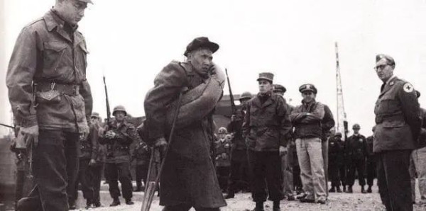 更令人发指的是,美军会无缘无故地给四肢健全的战俘截肢,把他们变成残疾人。美军还在釜山战俘营、济州岛战俘营两地进行了三次有组织的大规模屠杀。在屠杀中,除了机枪扫射外,美军还使用了毒气,这三次屠杀都造成了大量战俘死亡。