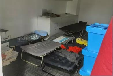 畸形加班现象在一些地方愈演愈烈，一些人宣扬的所谓“奋斗观”严重走偏变味。