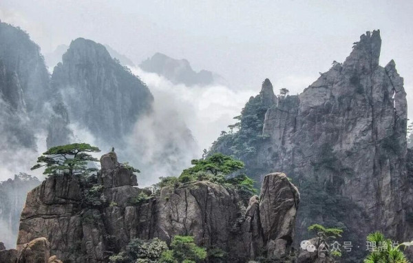 久而久之,一种不自觉的官本位惯性悄然滋生:习惯了以隔离求安稳,以壁垒划界限,把管控放在前面,把便民放在后面。