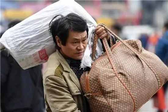 于是有人说,毛主席时代是工人的天堂。工人,在那个年代又叫做国家的主人,那个时候叫工人阶级,那个时候我们人民的领袖毛主席说:工人阶级必须领导一切。用现在的话说,就是我们打工人要领导一切——您相信我们曾经有过这样一个时代吗?