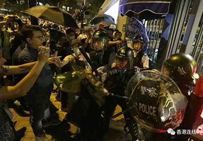 乱港暴徒围警署逼放人 镪水弹伤警狂言烧法院