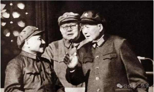 我记得读高一，有一天班主任拿着报纸专门给我们讲了“坚持四项基本原则”，指出这个“很重要”。现在回想起来，老师的政治敏感性很强，他说的“很重要”有两层含义，一个是从大局考量很重要；另外从我们作为高中生来讲，还要参加高考，高考的政治题目也会涉及这方面的内容。
