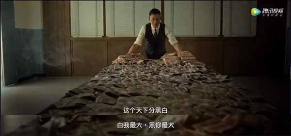 这种情况下,必须由政府代表人民的利益,出面统一集中救灾物资,按需、按轻重缓急分配。政府不应舍弃每一名社会成员,将给每一名社会成员平等的获得抗灾必需品的机会,而不是按照市场规则优先保障相对富裕少数人,同时让极少数人发大财!