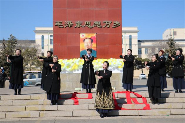 手舞鹤城艺术团与各界人士清明祭奠毛主席