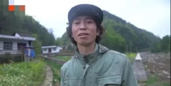 在如今的流行文化、网红经济的大潮冲刷下，面对山外的纸醉金迷和家乡的贫瘠闭塞，你很难找到一个能够安心读书、耐心成长的农村孩子了。