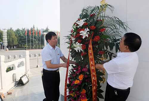 南街村举行纪念毛主席逝世43周年活动