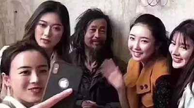 那只从一开始就兴风作浪的“看不见的手”,却一直能独善其身。 罗玉凤火了,罗玉凤“死了”,我们要反思,是谁导演了她们的一生?