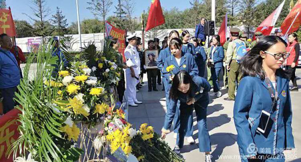 长春市各界人民群众隆重纪念毛主席逝世42周年