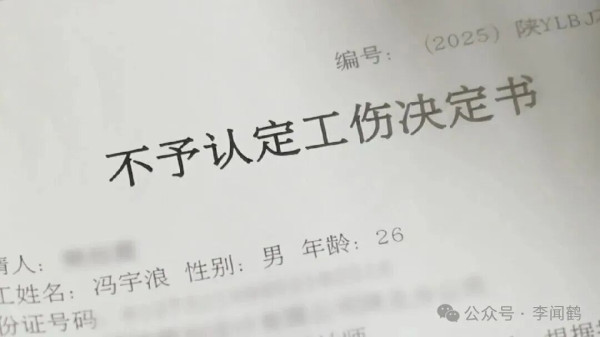 奴隶一次就被完全卖掉了。无产者必须一天一天、一小时一小时地出卖自己。奴隶是某一个主人的财产，而且正是由于这个原因，他的生活不管怎样坏，总还是有保障的。而无产者可以说是整个资产者阶级的奴隶，不是某一个主人的奴隶，如果没有人需要他的劳动，就没有人购买它，因而他的生活是没有保障的。