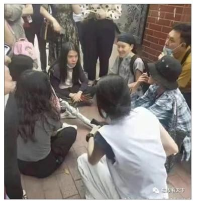 那些激进的女权组织、极端的环保、动保组织,以及LGBT组织,都是西方上世纪六七十年代玩剩下的,其实质就是不讲责任只讲权利,无端制造社会撕裂,以特权压制整体利益甚至以此为由大搞颜革颠覆,他们就是蛰伏在社会各个阶层的病毒,随时都有可能祸乱社会。