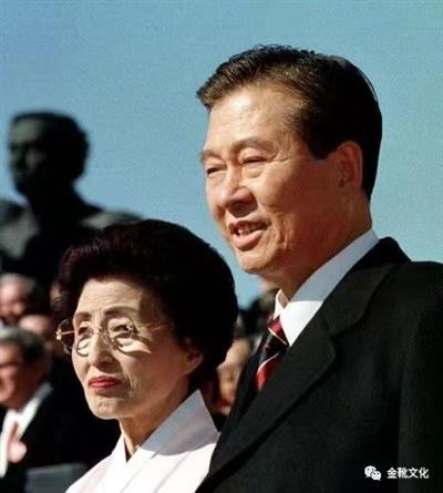 源头都是世纪之交(入世之后)韩国对中国的文化输出战略,以中国境内的某些头部娱乐经纪公司和地方电视台为据点。