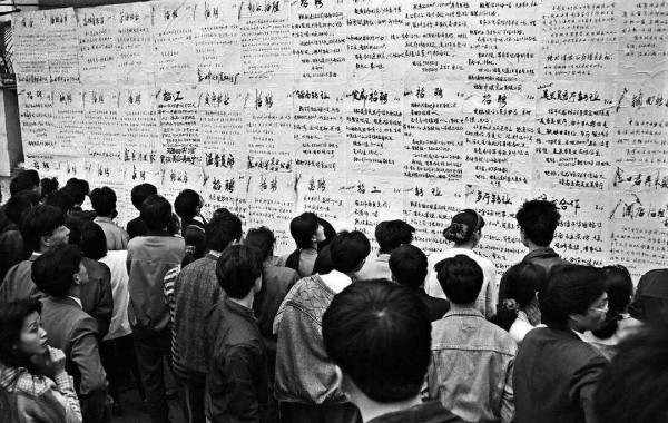 本文主要从社会经济史与法律史的视角对中国的非正规经济进行新的综述，试图澄清其概念起源、构成、性质、规模和近三十五年的变化。文章特别关注到最近十来年“劳务派遣”以及“新生代农民工”的兴起。文章介绍了《中国乡村研究》“中国非正规经济再思考”专辑的六篇论文和两篇点评，集中讨论的问题是中国的“非正规经济”和之前被广泛使用的“无产阶级”、新近被使用的“危难工人”这两个范畴之间的异同。