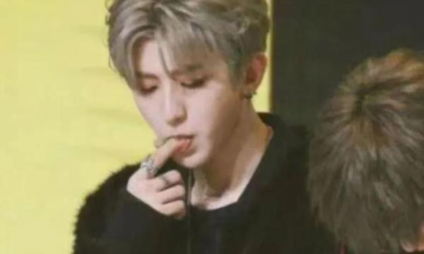 小布尔乔亚们创造了无数新鲜名词,什么“精神内耗”,什么“与自己和解”,都和放屁一般。你但凡真的接触过一个经历过前三十年的老农、老工人,就会知道——他们根本不会浪费时间去“精神内耗”,也不会矫情到“与自己和解”,他们只会活着,只会干下去。他们的“社会关系”,造就了他们这群人。