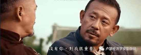分产到户以后,小农经济重新回潮。这种经济基础为封建势力的回潮,提供了条件。于是,黑奴工、买卖妇女这些封建残余,又在个别地区死灰复燃。当年套在西藏农奴身上的锁链,重新套在了某些地区的妇女脖子上。