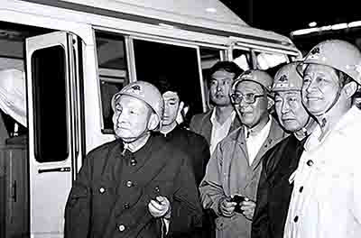真正的群众领袖,不是高高在上发号施令,而是俯下身子、融入群众,真心实意地做他们的知心朋友。唯有如此,才能赢得人民的衷心爱戴,才能被历史永远铭记。