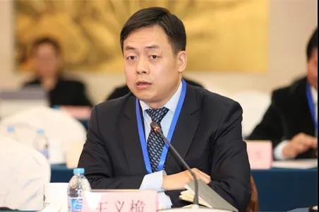现在我跟各位说说另一件事,网上有一帮人造谣王义桅,说他污蔑解放军。我看了看他说的这件事,其实他就是打了个比方,但是很多网友就无限夸大他的话,然后对此进行攻击。