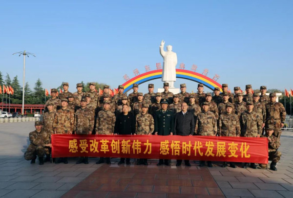杨根思部队参观南街村——英雄的部队到文明的村庄
