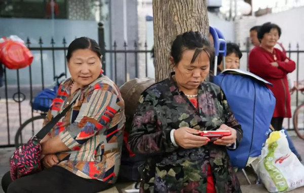 我们身边的劳动者 | 做保姆，是她的避难所，还是她的新牢笼？