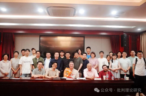 哈特教授的演讲横跨马克思、维尔诺、斯宾诺莎、德勒兹等思想谱系,既有宏大的历史视野,又有锐利的现实关怀;三位评议人的理论交锋与在场师生的开放性提问,共同构成了这场高质量学术对话的完整图景。在当前全球AI热潮持续升温、各国纷纷出台相关政策的大背景下,哈特教授从马克思主义政治经济学出发对数字自动化所作的批判性分析,无疑为中国学界提供了一个重要的理论参照。