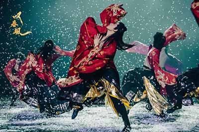 演出结束后，一切又迅速回到现实。 演员卸妆、换衣服，准备下一场演出。那些被反复讨论的肌肉、荷尔蒙和“性张力”，最后也只是整套娱乐工业里的工作内容。
