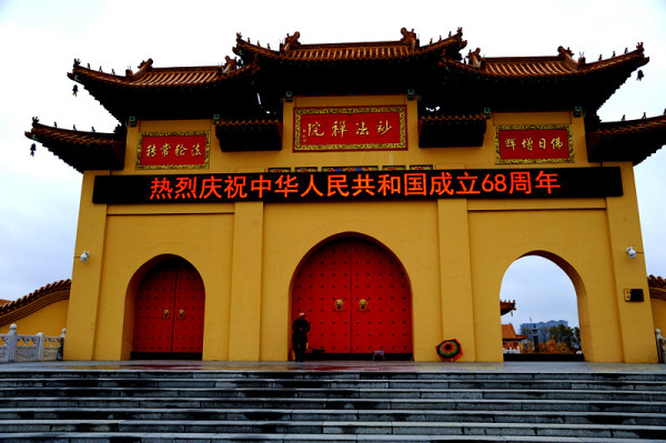 这样一座1943年建成,还是伪满的“国寺”,一共存在不过2年,于1945年就已烟消云散的寺庙,如何在改开中又大兴土木的被重现辉煌?