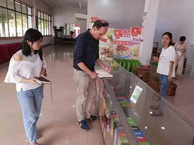 法国《回声报》记者采访南街村
