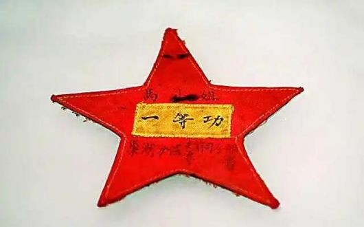 从来没有救世主,也不靠神仙皇帝,人民万岁。
