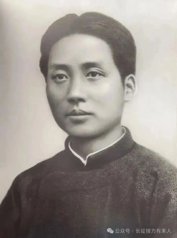 毛主席如此重视哲学，是因为他把哲学理解为世界观和方法论，理解为“思想工具”。掌握这个工具，就能透过现象看本质，就能在复杂斗争中把握方向。今天很多人在工作中遇到困惑，往往是因为缺少哲学思维，就事论事，看不清根本。