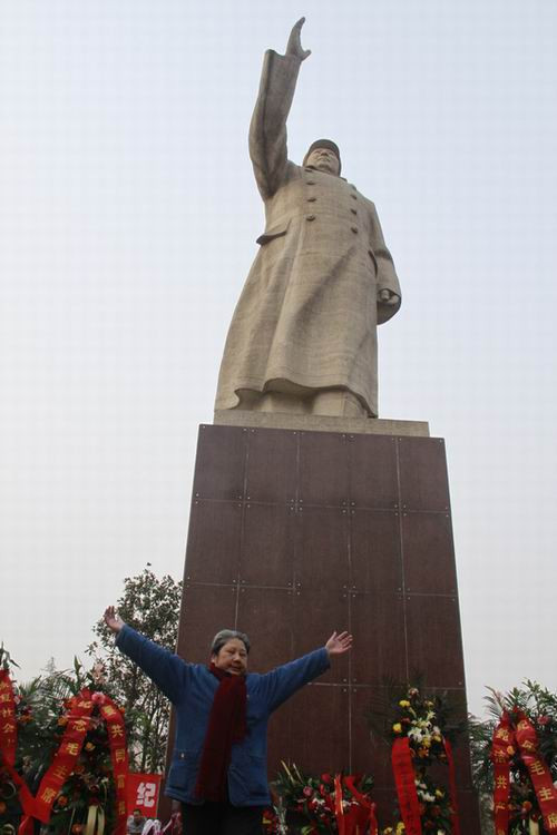 2012年12月26日10时35分,郑州忽现彩虹。正在人民广场纪念毛泽东诞辰119周年的人们,高喊毛主席万岁!